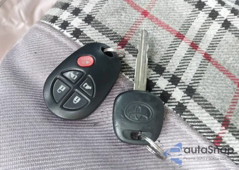 2015 Toyota Sienna Le 7 Passenger z USA, uszkodzony, nr VIN 5TDJK3DC1FS121548